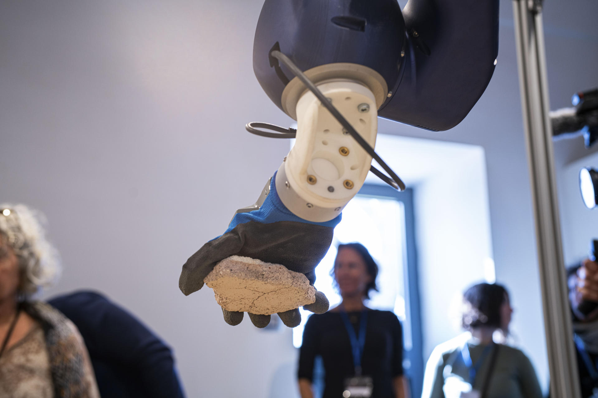 Robot guiado por inteligencia artificial logra reconstruir piezas artísticas fragmentadas de Pompeya