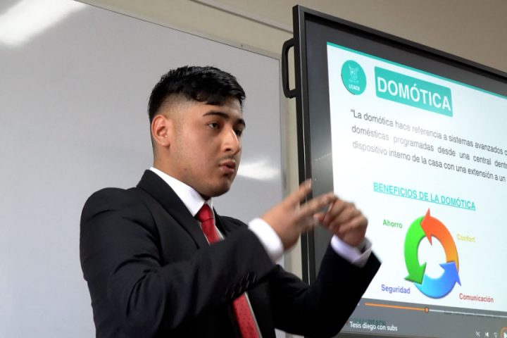 Estudiante sordo de la Universidad de Santiago realiza defensa de tesis en lengua de señas