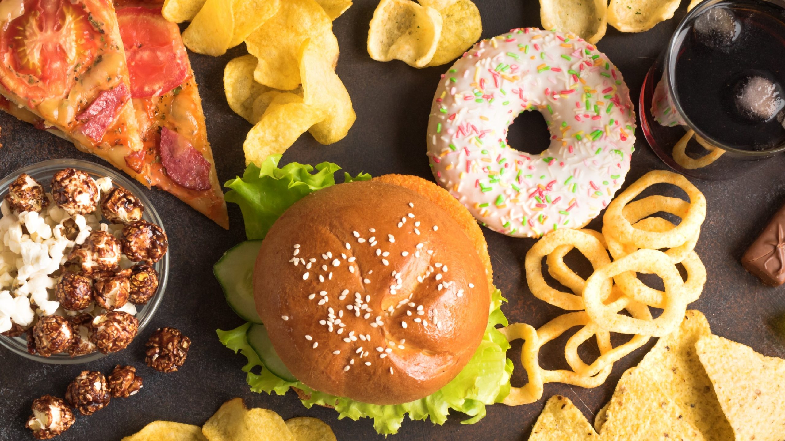 Ultraprocesados estarían causando lesiones precursoras del cáncer de colon en mujeres