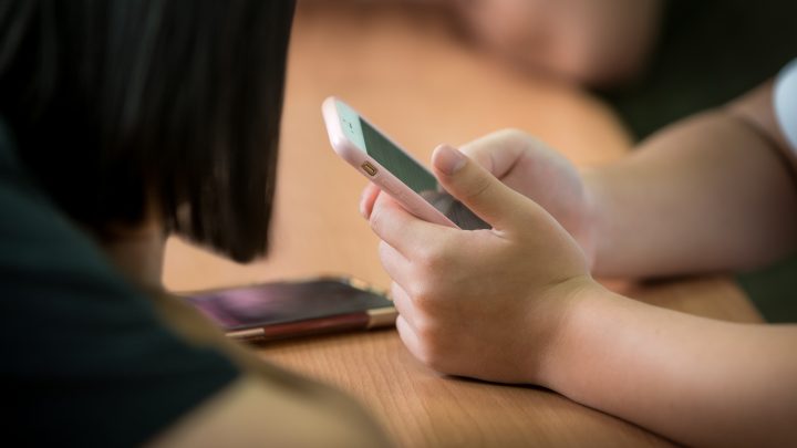 Avanza proyecto que busca prohibir el uso de celulares en salas de clases chilenas