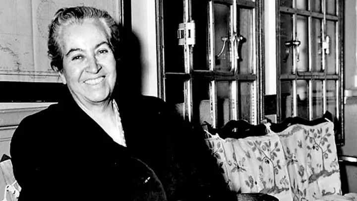Bahía Gabriela Mistral: Bautizan zona de la Antártica en honor a la poeta a 80 años del Nobel