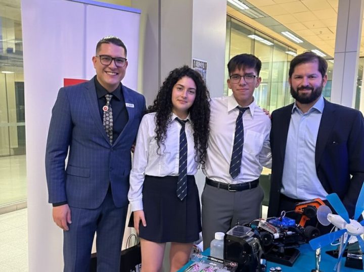 Estudiantes sorprenden al presidente Boric con auto de hidrógeno verde tras triunfar en Europa y Asia