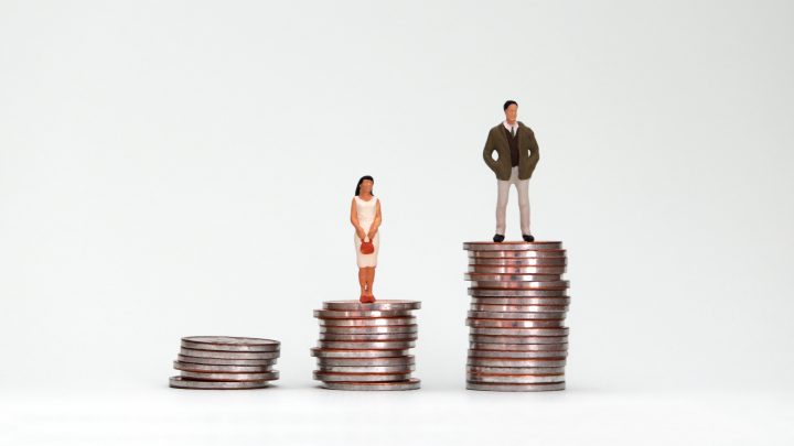 Mujeres trabajan más horas que los hombres pero reciben un tercio de sus ingresos