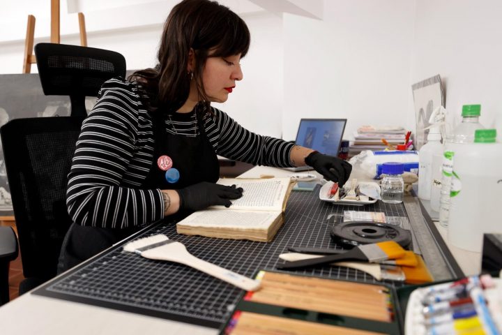 ¿Cómo proteger libros y fotografías del calor? Experta entrega claves para la conservación en el hogar