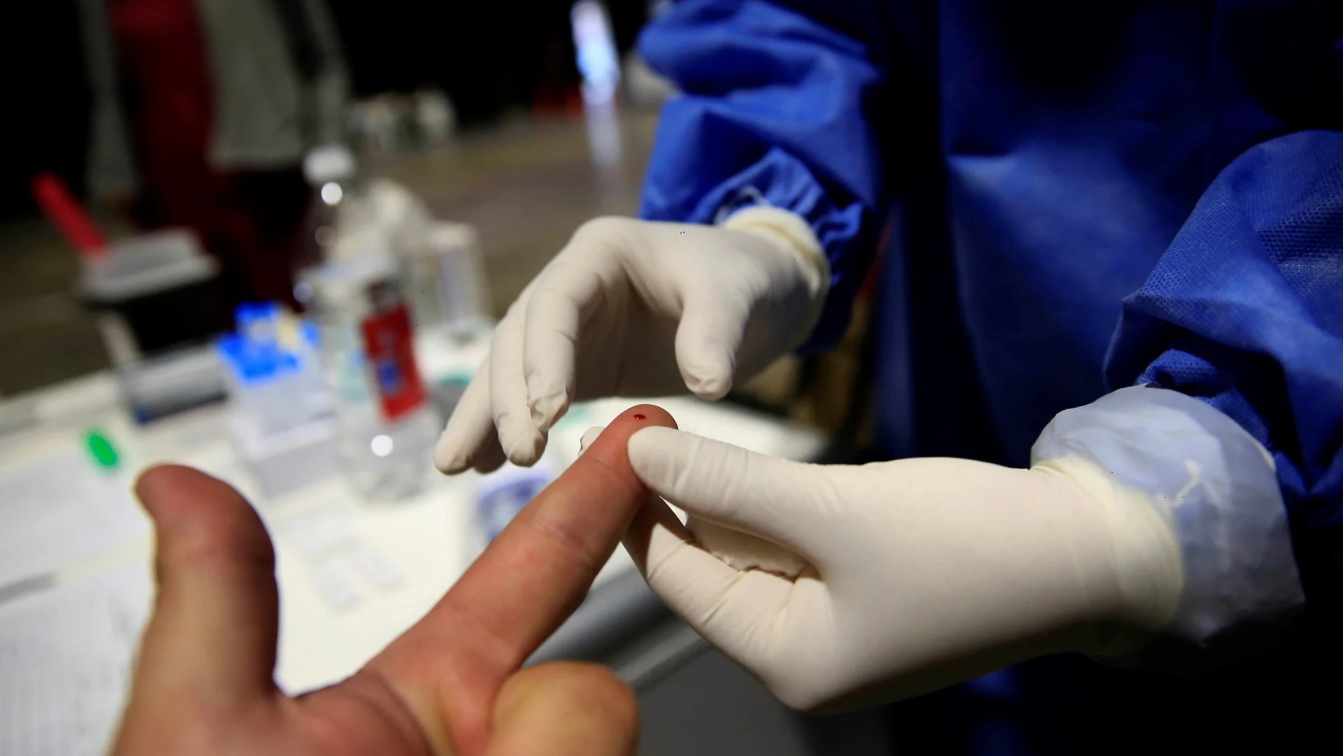 Estudio afirma que con una gota de sangre de la yema del dedo podrían detectar el Alzhéimer