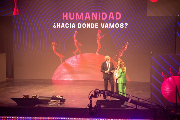 Con interpretación de Blanca Lewin: Así fue el homenaje a la astrónoma María Teresa Ruiz en Congreso Futuro