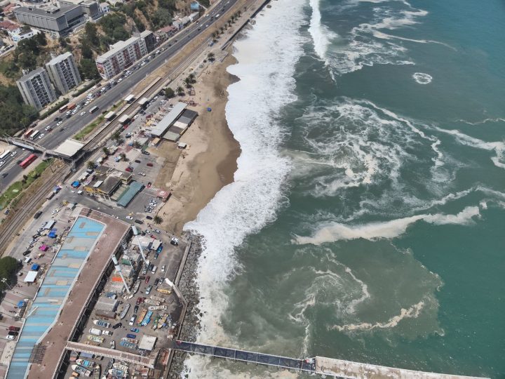 Marejadas y urbanización aceleran la erosión en playas de Valparaíso y Viña del Mar