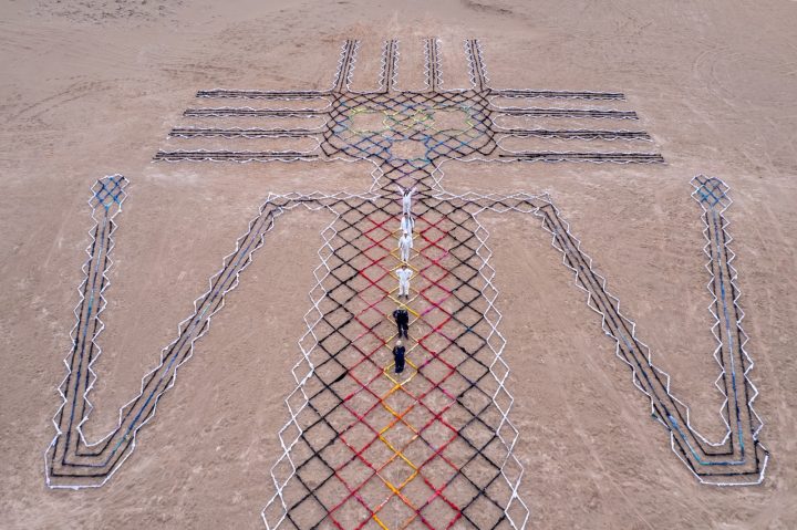 El Gigante Vestido: intervención artística visibiliza la crisis por desecho textil en el norte de Chile