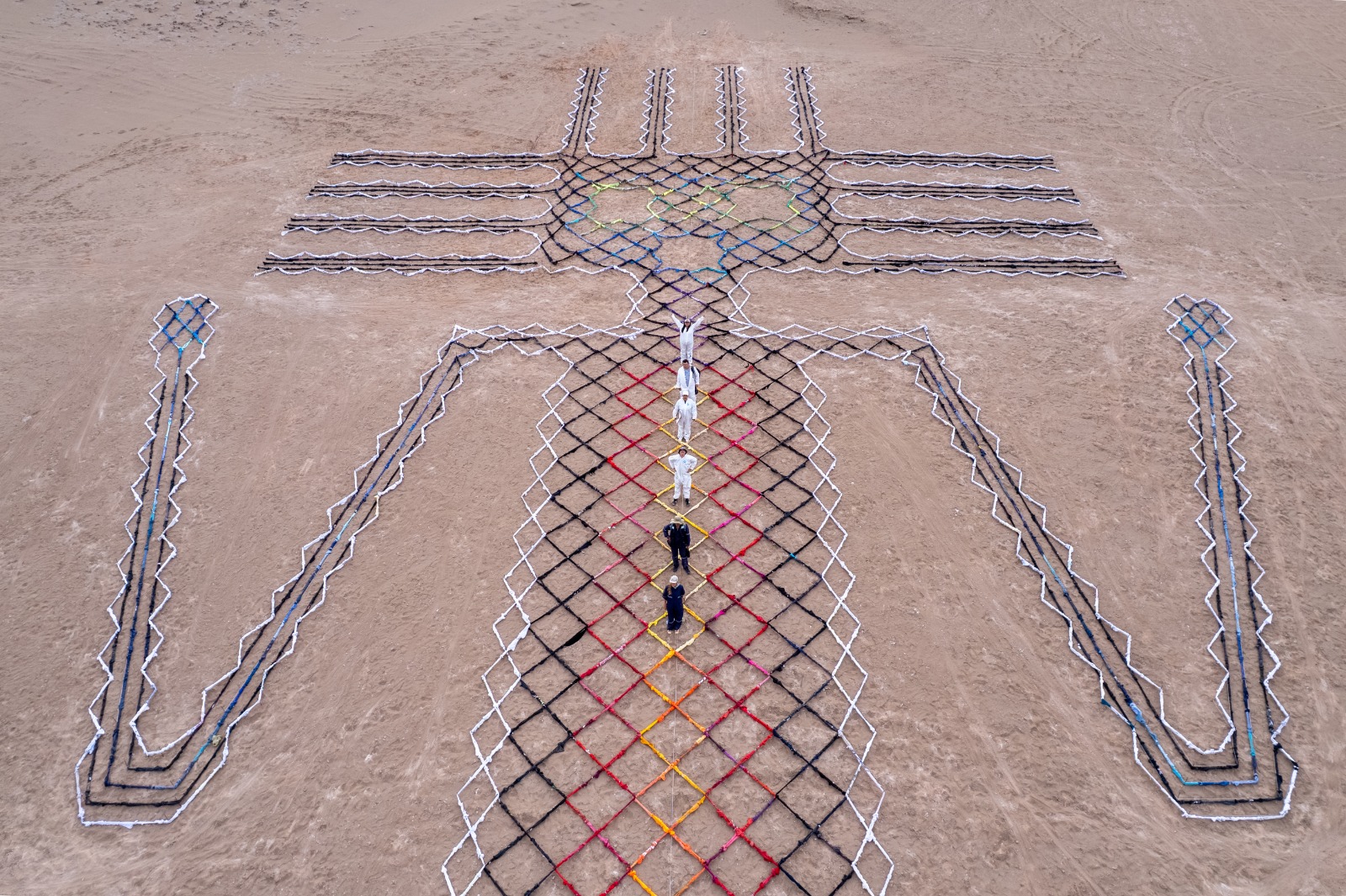 El Gigante Vestido: intervención artística visibiliza la crisis por desecho textil en el norte de Chile