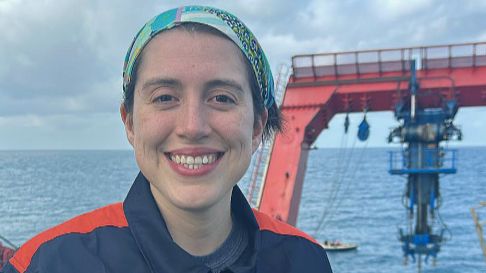 Científica chilena Valeria Cortés marca hito mundial descendiendo 7.680 metros en la Fosa de Atacama