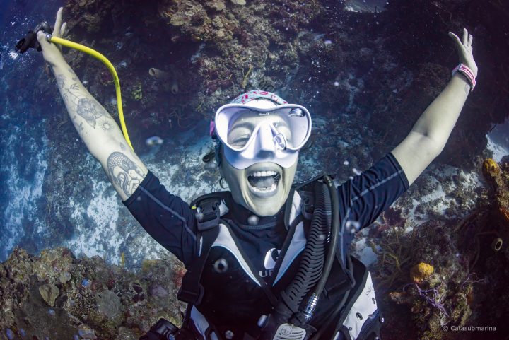 Catalina Velasco: La bióloga marina que usa la fotografía submarina para la conservación