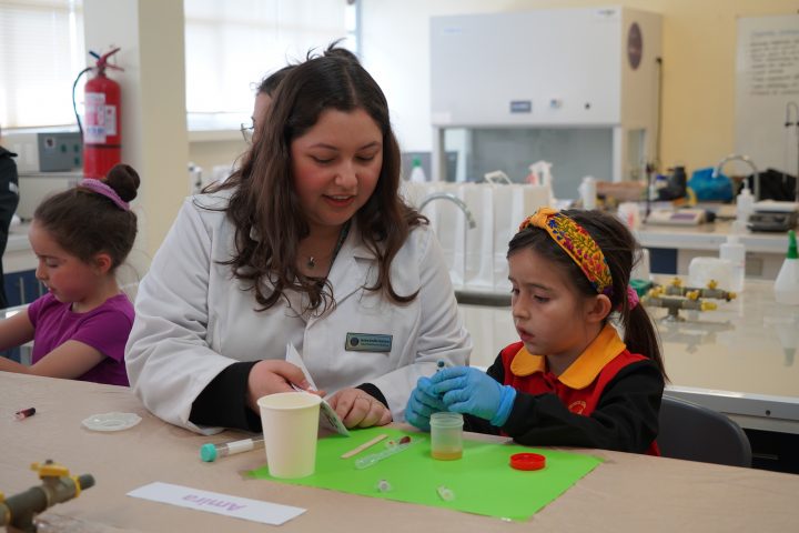 Niños crean crayones con residuos marinos en innovador proyecto