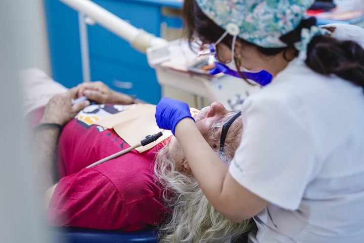 Investigadores del Maule desarrollan técnica odontológica para mejorar la salud de personas mayores