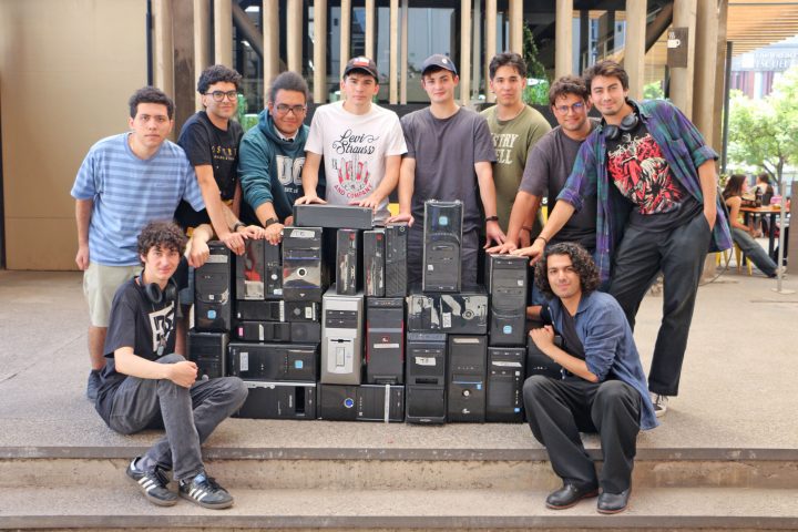 Estudiantes reparan y donan computadores para escolares afectados por incendios en Penco