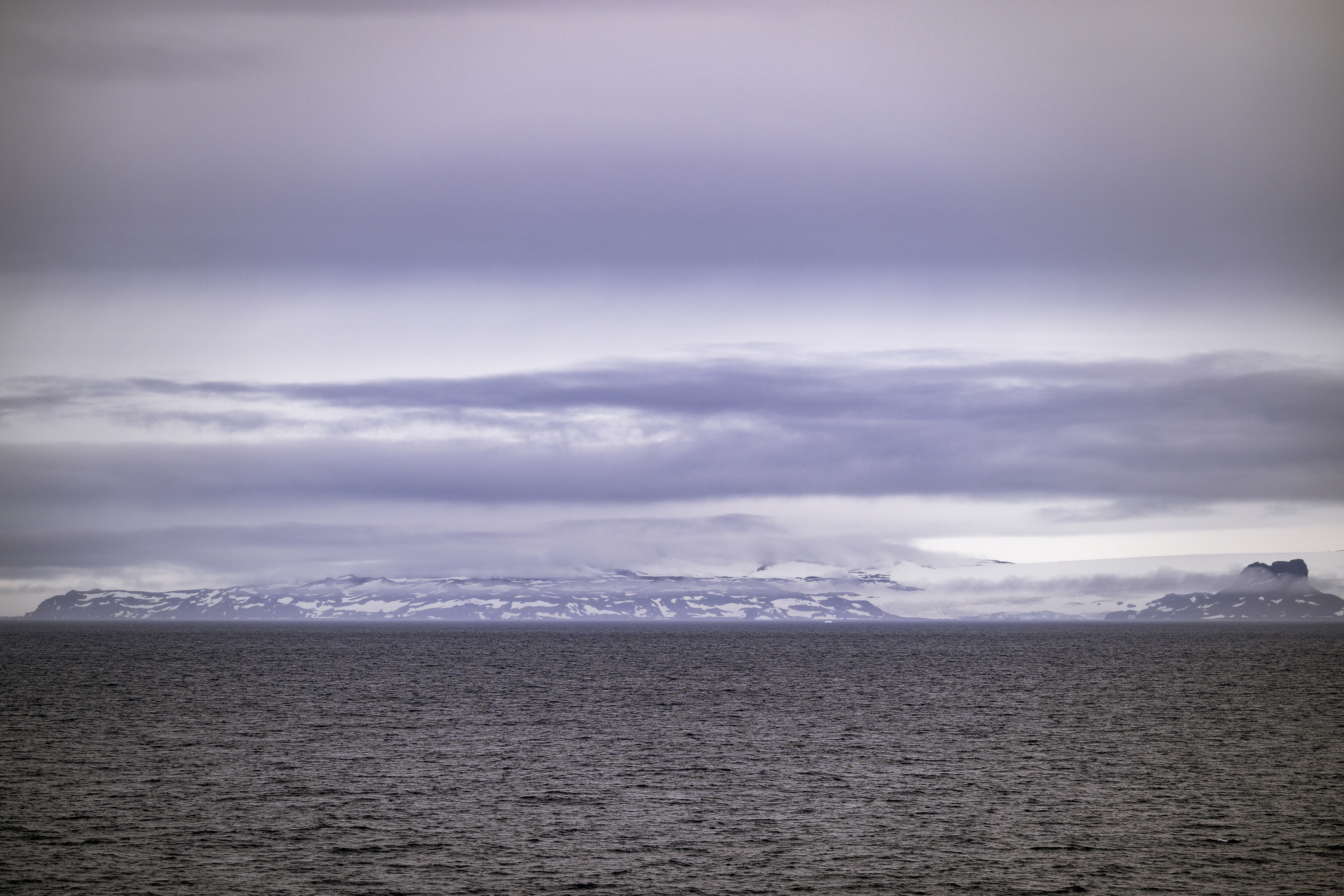 Hallan microplásticos por primera vez en isla Decepción en la Antártica