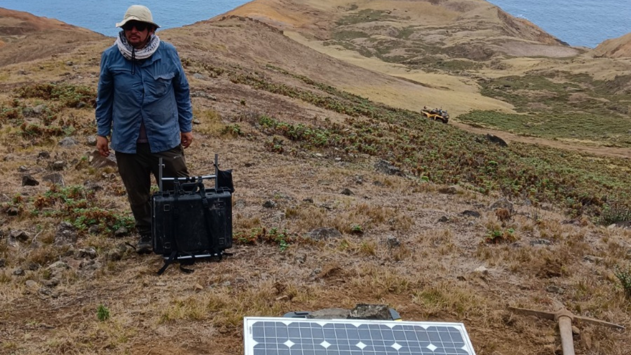 Universidad de Chile instala la primera red de sismómetros en Juan Fernández