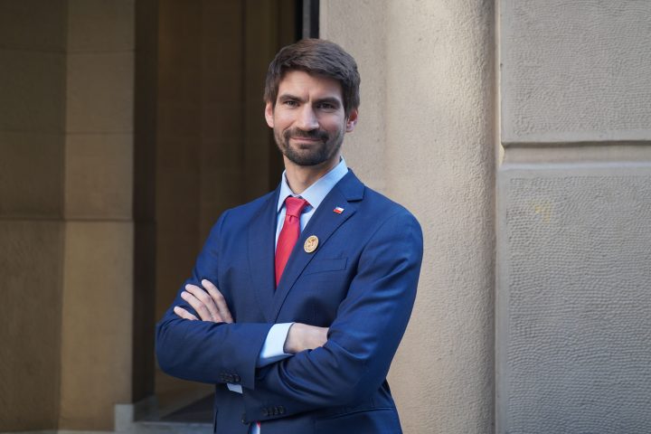 Quién es Tomás Saratscheff, el nuevo director del SBAP nombrado por el presidente Kast