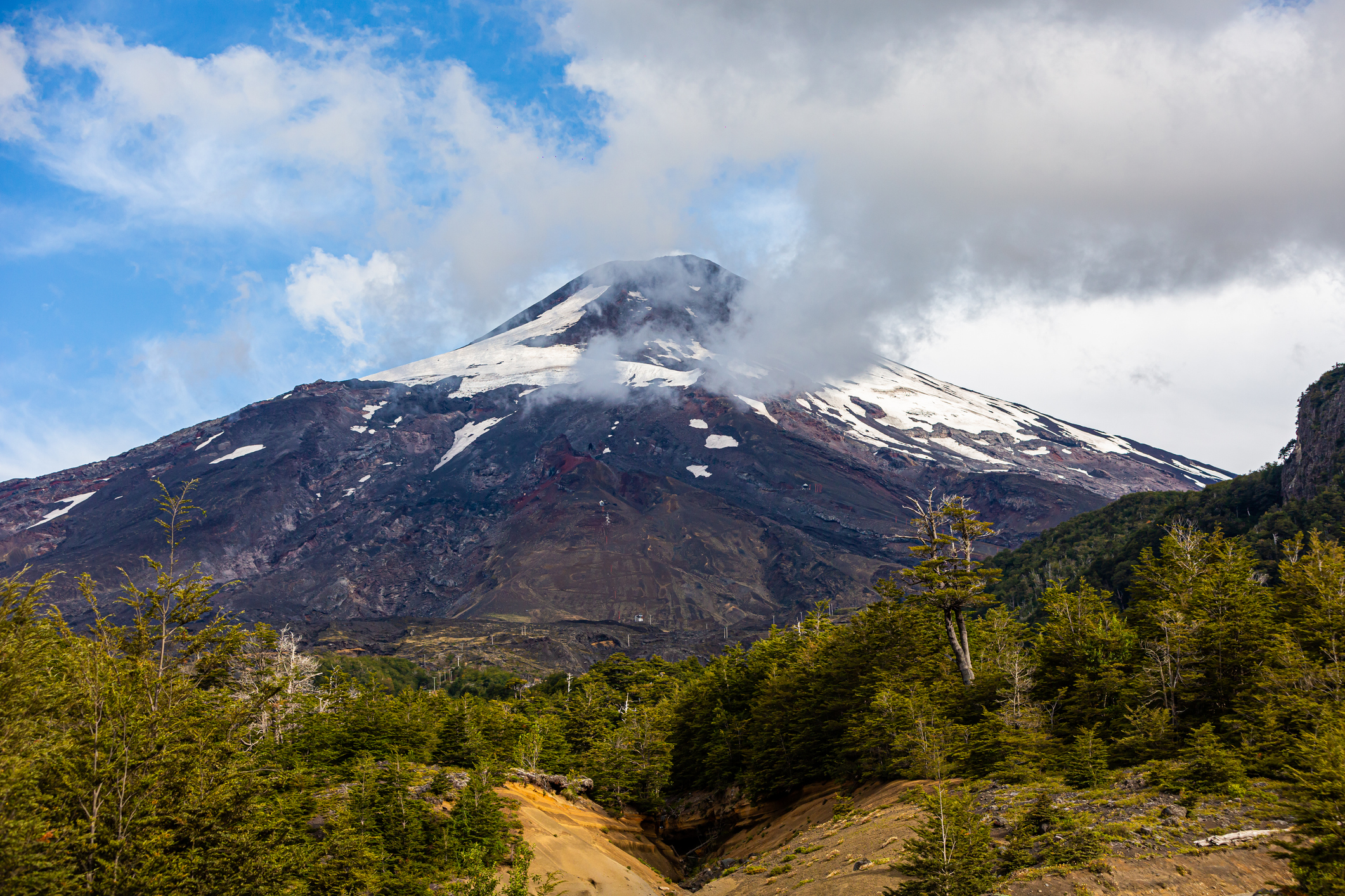 Instalan en el volcán Villarrica el primer sistema de monitoreo de cenizas con inteligencia artificial