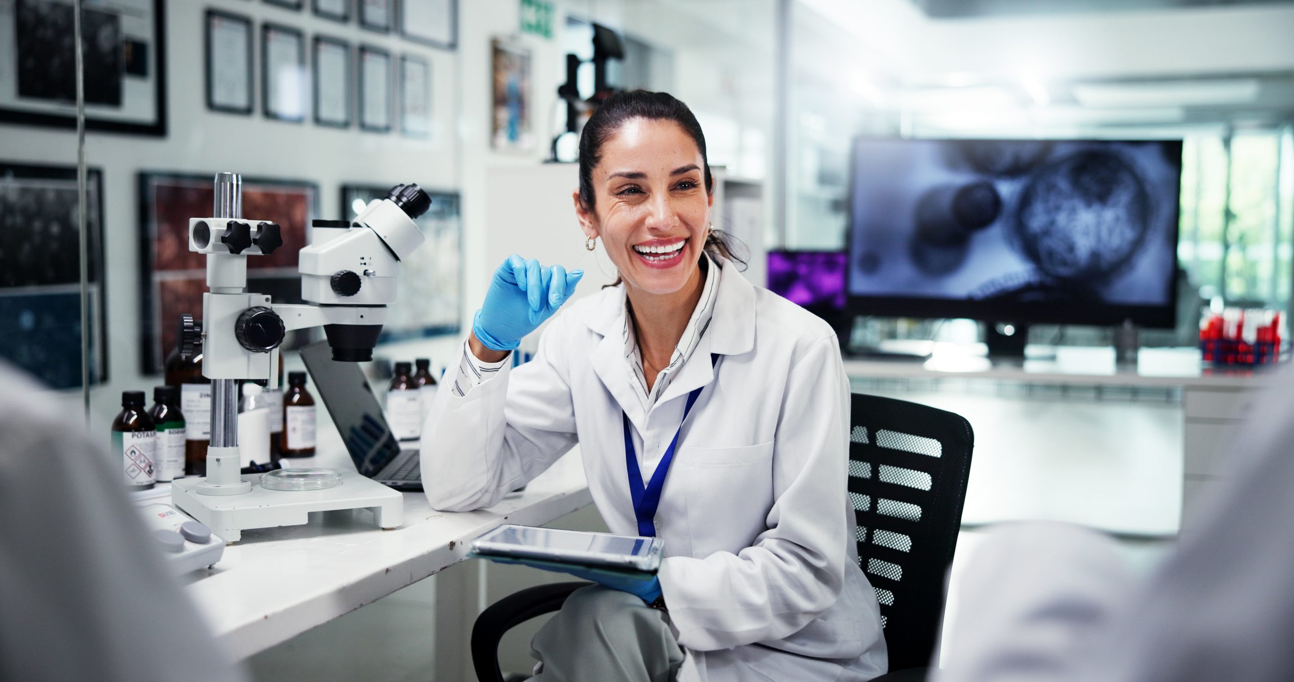 For Women in Science: Abren postulaciones para el premio que impulsa a científicas en Chile