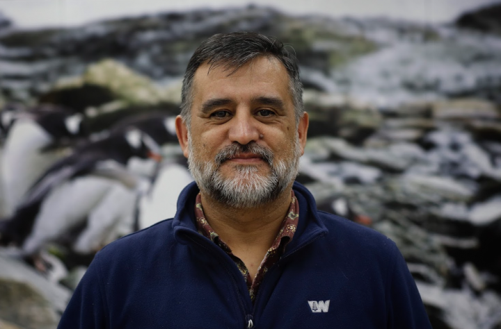 Científico chileno se integra a grupo internacional que estudiará contaminación plástica en la Antártica