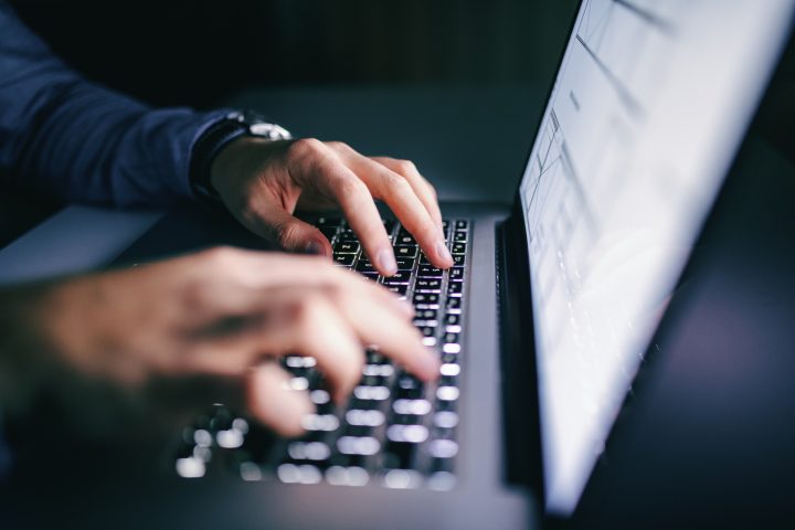 Hogares Conectados 2026: Chile avanza hacia conectividad total pero la brecha digital persiste