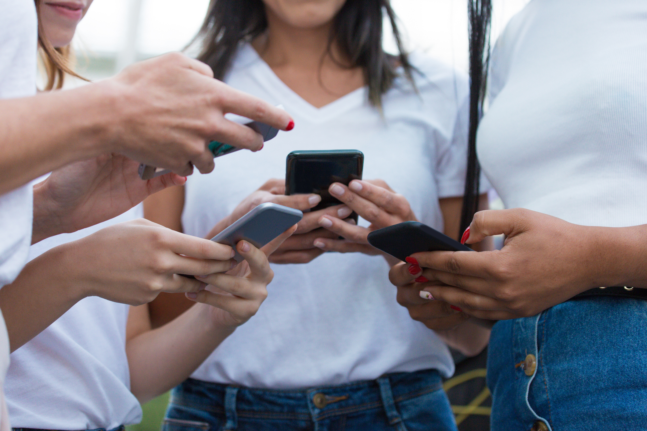 Redes sociales superan a la familia como principal espacio de influencia emocional en adolescentes