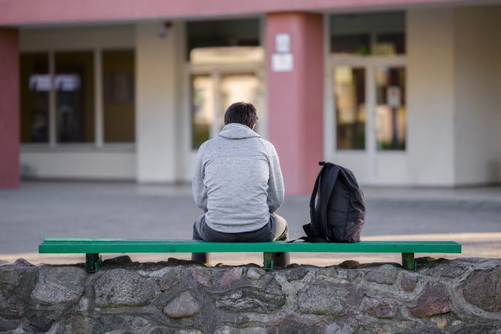 Soledad en la adolescencia impacta hasta la adultez: Estudio revela falta de ejercicio y mal dormir