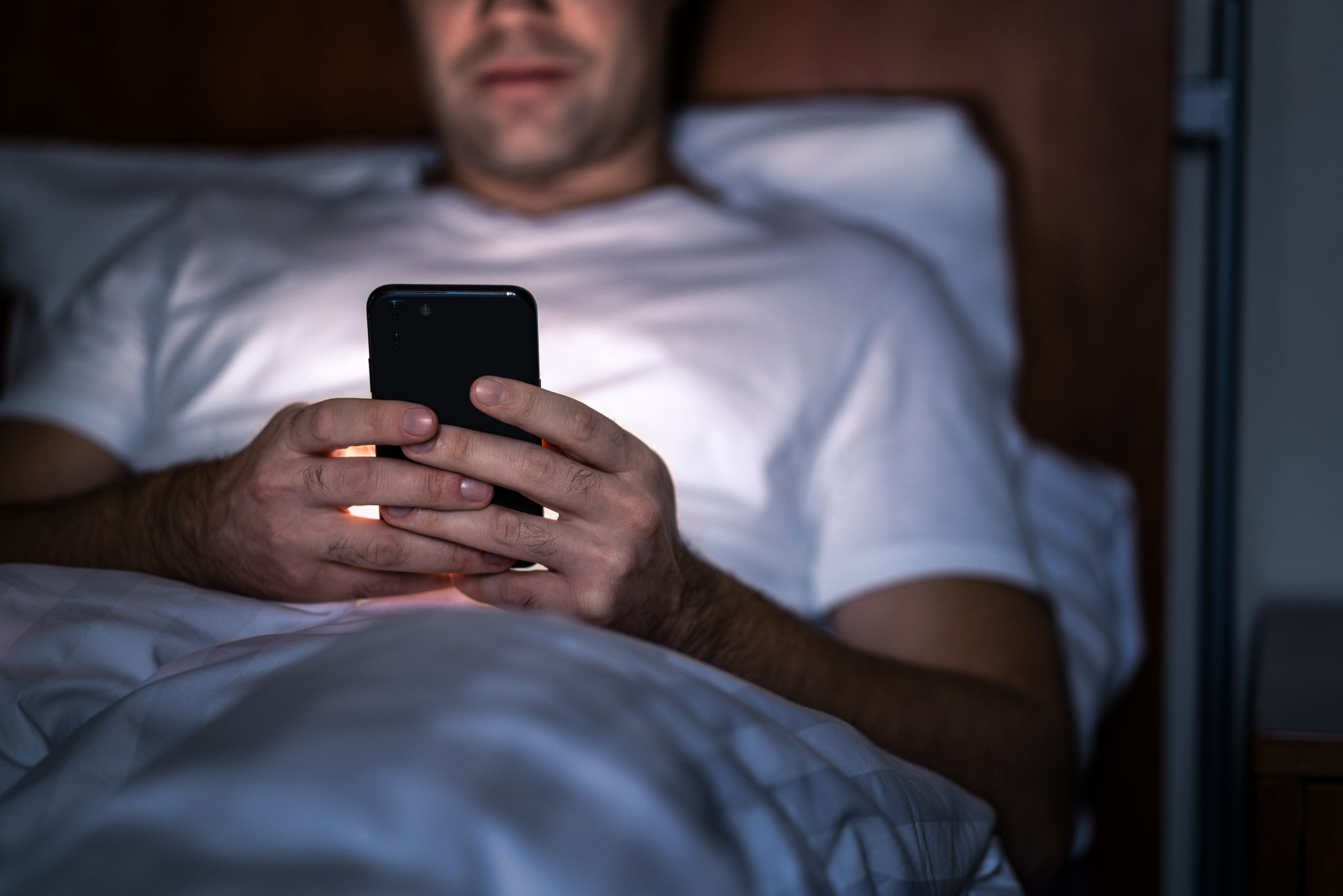 Estudio revela que dejar el celular por 21 días mejora el sueño y reduce síntomas de depresión en escolares