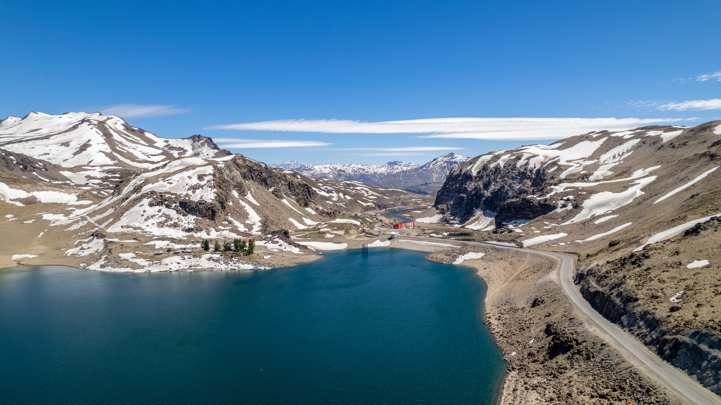 Estudio revela cómo Laguna del Maule acumula magma sin generar erupciones
