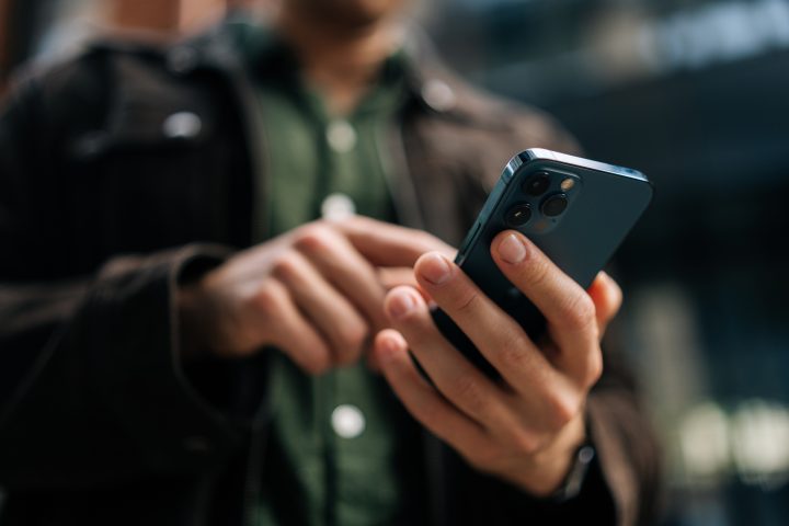 Barómetro Digital 2026: El 76% de los chilenos ya usa Inteligencia Artificial y un 40% la aplica en educación
