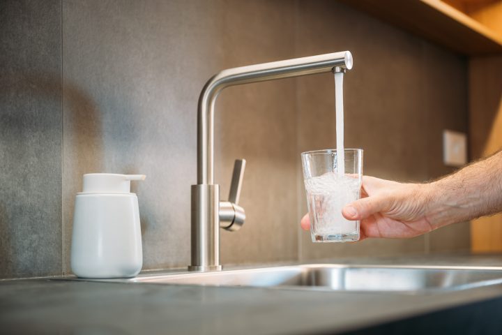 Instituciones sanitarias y académicas de Antofagasta aclaran que el agua de la llave es apta para el consumo
