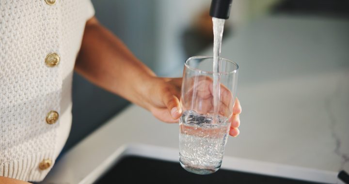 Científica advierte que el agua de la llave en Antofagasta aún no es apta para recomendar su consumo directo