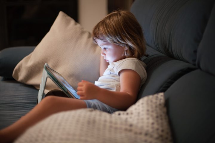 Estudio revela que el 67% de los niños menores de 6 años usa dispositivos a diario en Chile