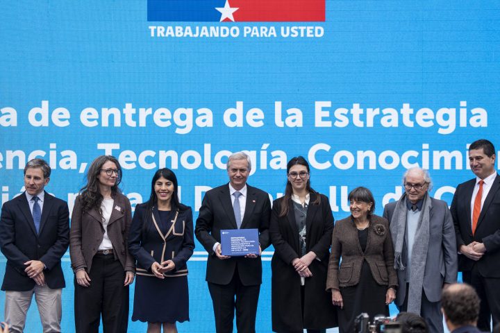 Gobierno recibe Estrategia Nacional de Ciencia en medio de recorte del 4,7% al ministerio