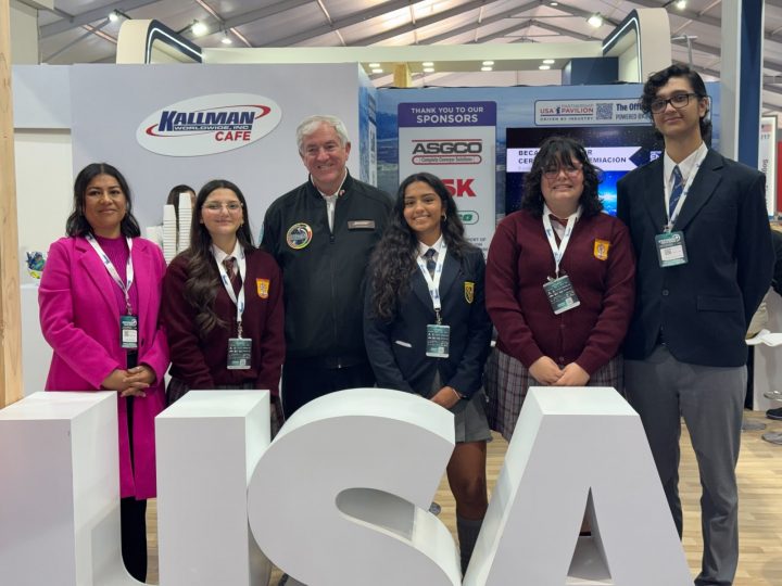 Cuatro estudiantes de educación pública de Antofagasta ganan beca para entrenar en la NASA