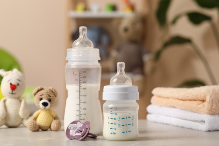 Investigación analiza posibles riesgos del plástico en mamaderas infantiles