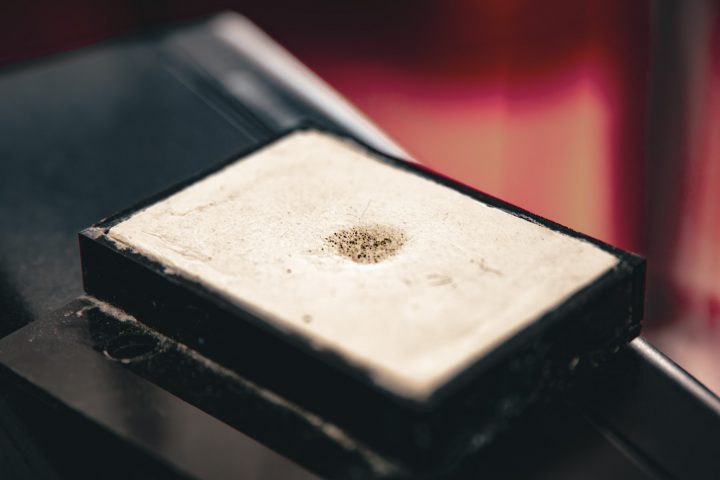 Científicos buscan resolver el misterio físico de la erosión de las gotas de agua en las piedras