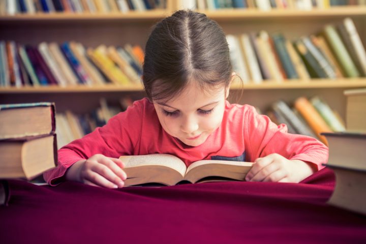 Investigación advierte que la velocidad daña la comprensión lectora infantil