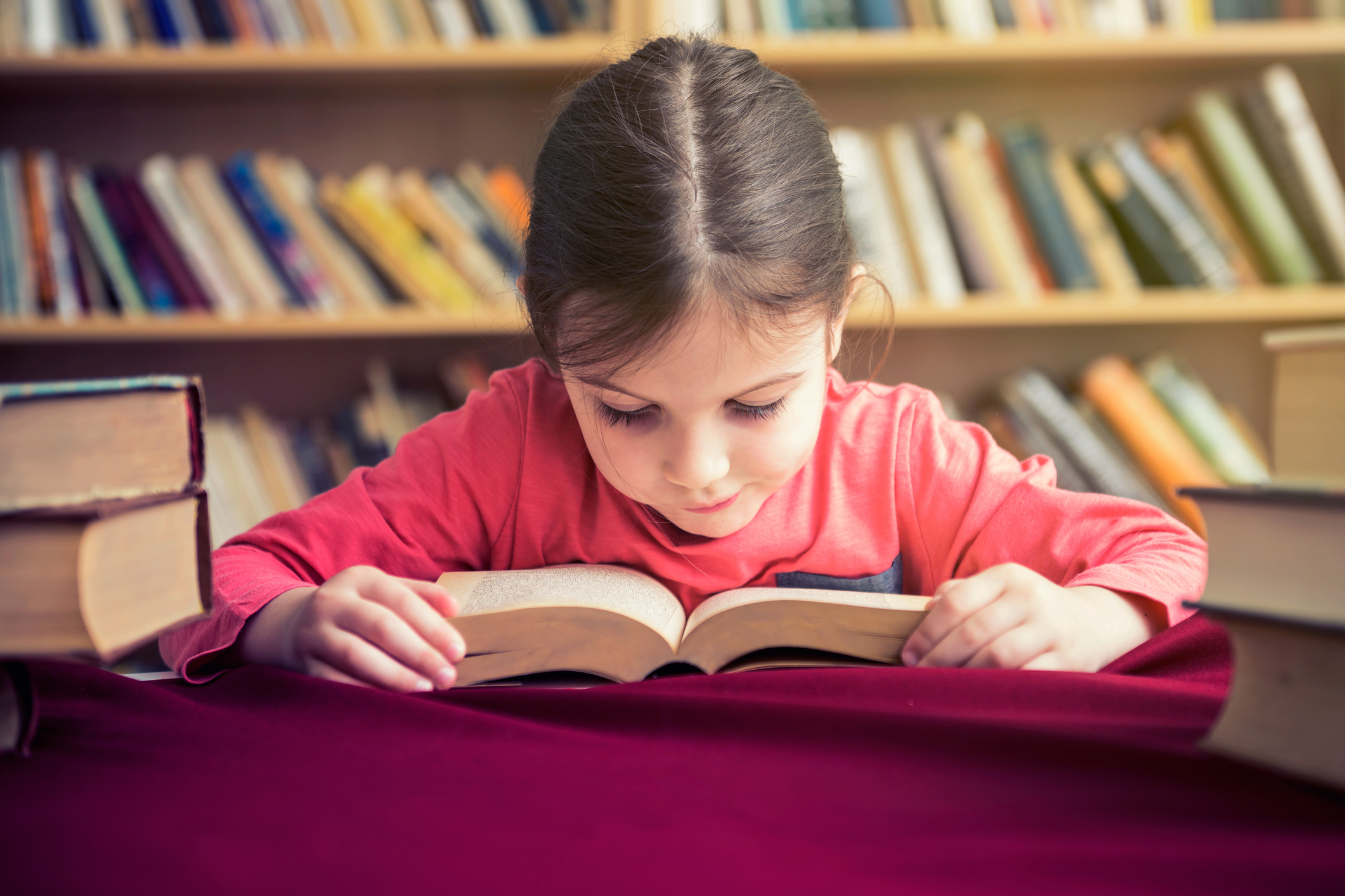 Investigación advierte que la velocidad daña la comprensión lectora infantil