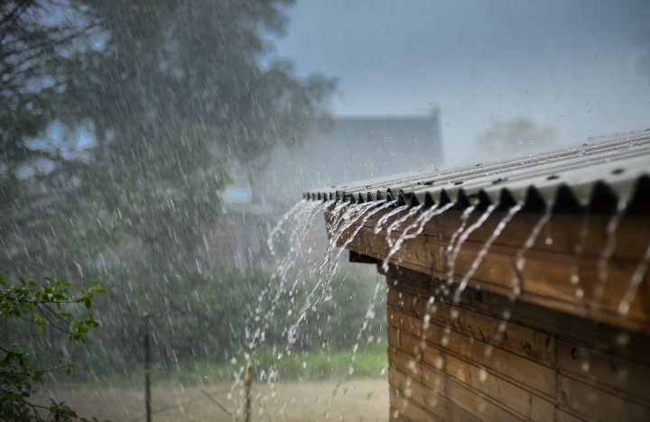 Alerta por precipitaciones: Advierten sobre riesgos de inundaciones y marejadas en la zona central