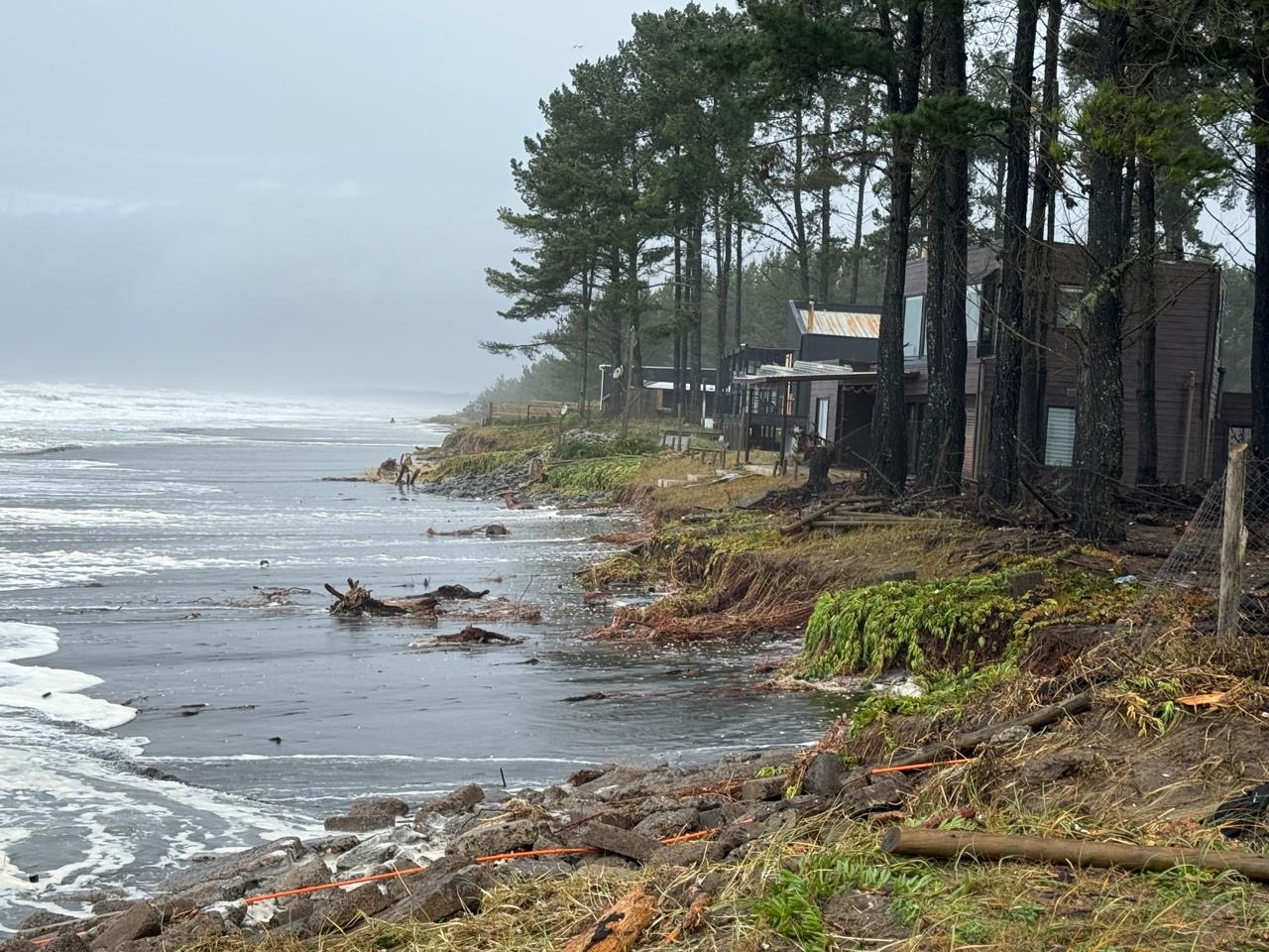 Sistemas frontales vuelven a poner en alerta la fragilidad de la costa en Arauco