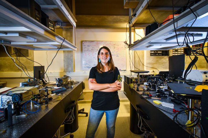 Física chilena Carla Hermann es finalista en premios internacionales de tecnologías cuánticas
