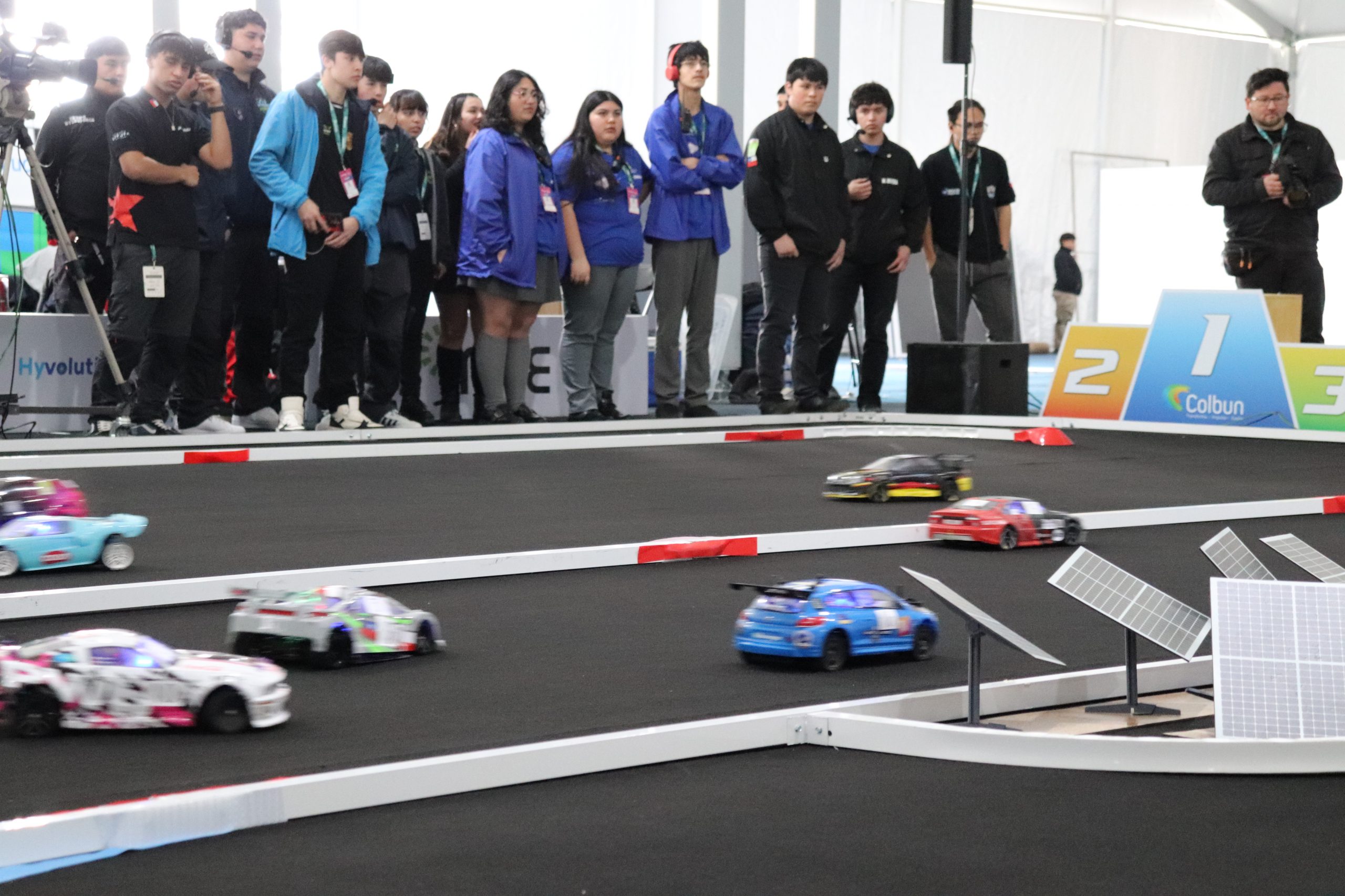 Estudiantes de ocho regiones competirán en final nacional de carrera de autos impulsados por hidrógeno verde