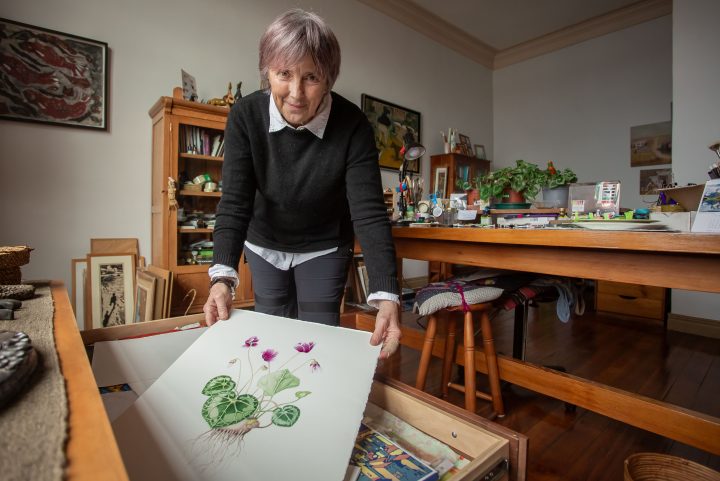 Científica de universidad chilena obtiene máxima distinción en curso de ilustración botánica británico