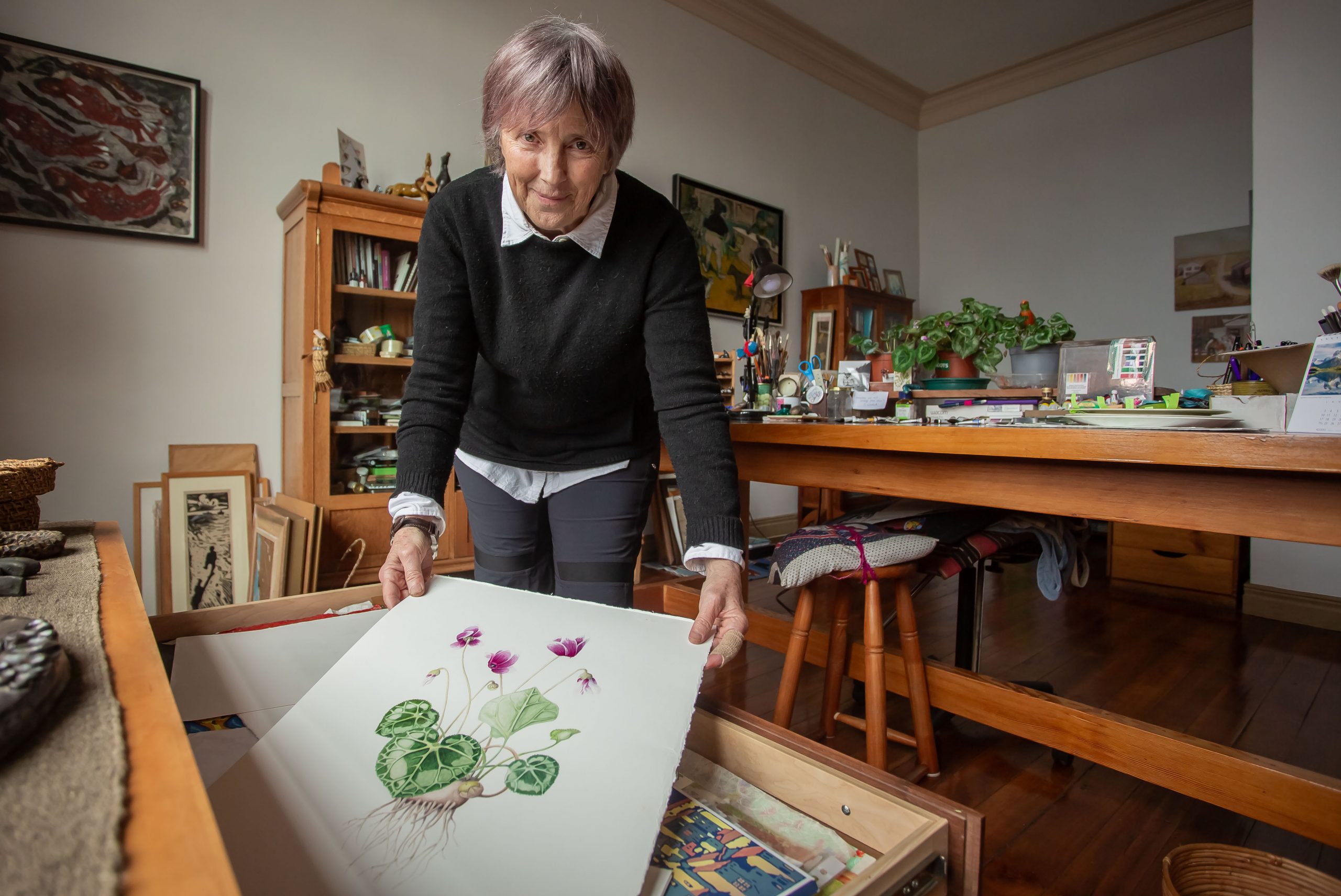 Científica de universidad chilena obtiene máxima distinción en curso de ilustración botánica británico