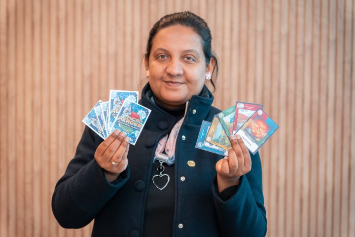 Investigadora crea juego de cartas que enseña sobre bacterias y biodiversidad