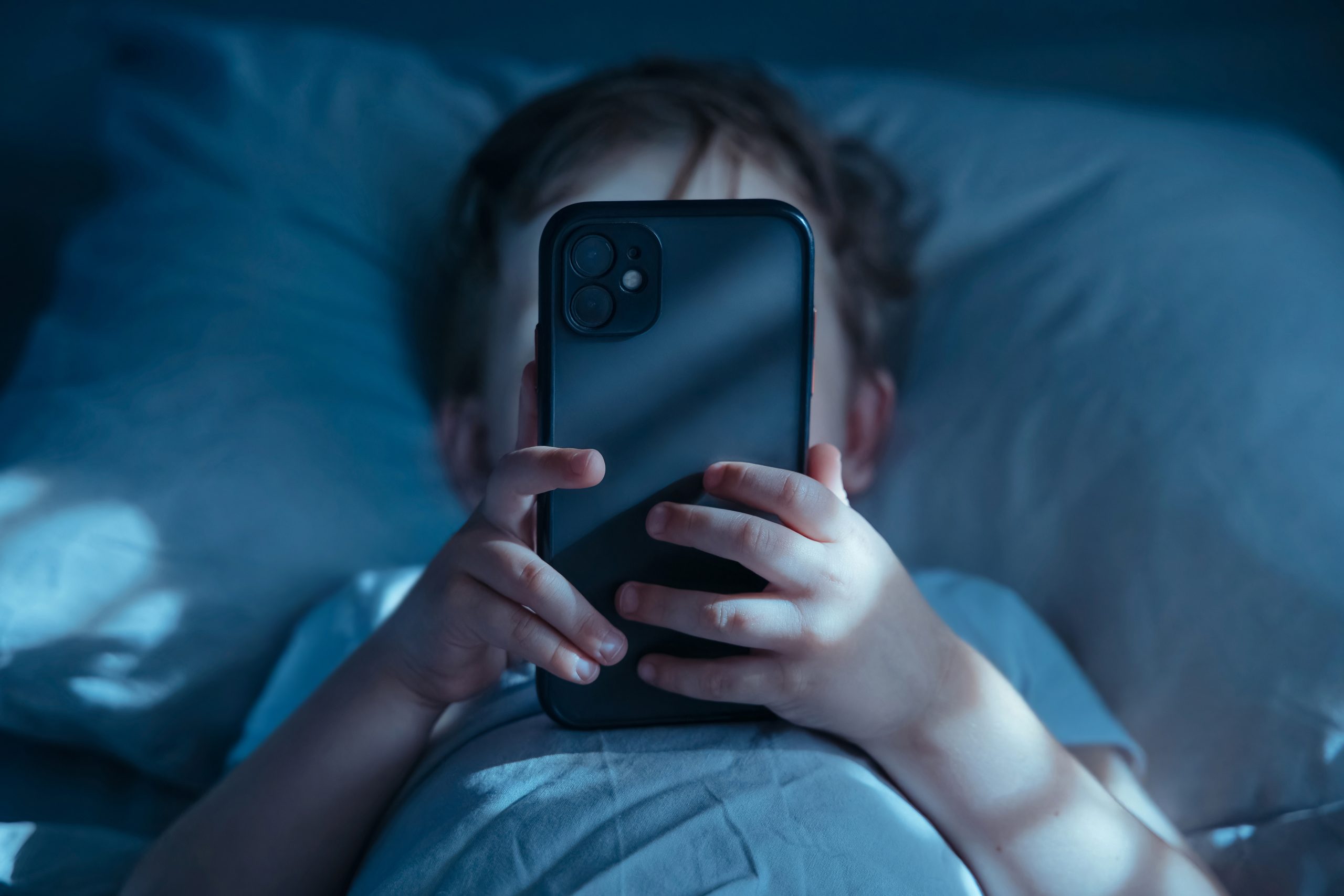 Investigación establece que el uso precoz de redes sociales puede afectar el rendimiento escolar