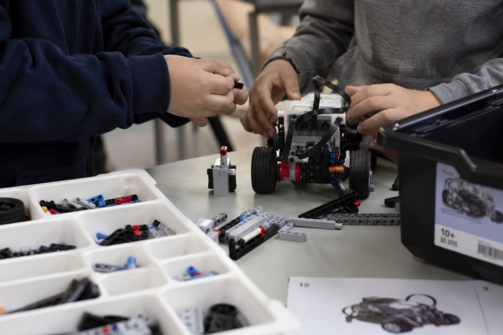 Estudio demuestra cómo el teatro, el skate y la robótica transforman la salud mental escolar
