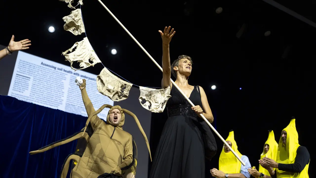 Desde urinarios hasta la ciencia de los besos: Los Ig Nobel vuelven a premiar los estudios más insólitos