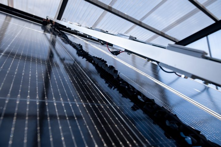 Desarrollan robot autónomo para limpiar paneles solares sin utilizar agua